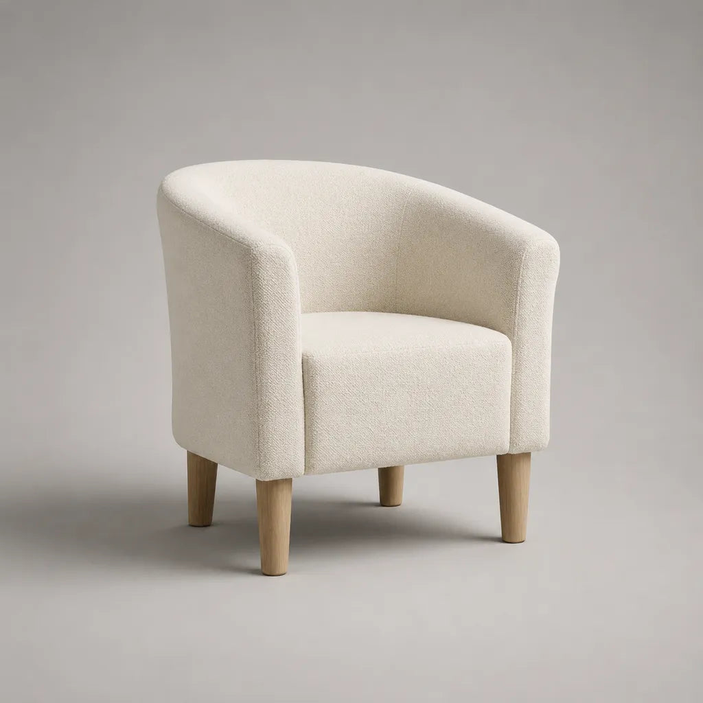 Abgerundeter Cocktailsessel mit Polyester-Bouclé-Bezug und Massivholzbeinen, Cremeweiß/Hellbraun, 72 × 70 × 77 cm