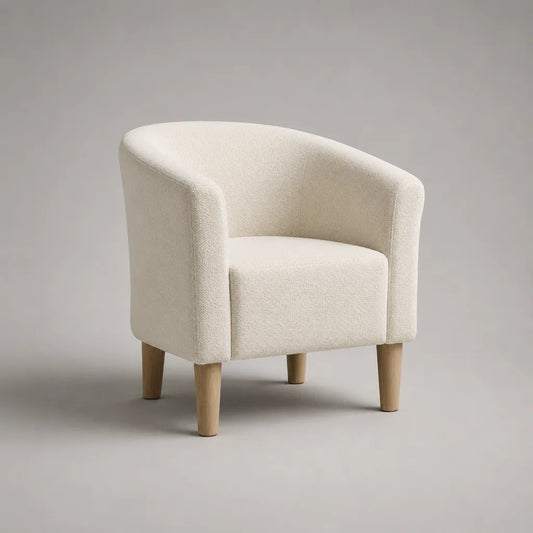 Abgerundeter Cocktailsessel mit Polyester-Bouclé-Bezug und Massivholzbeinen, Cremeweiß/Hellbraun, 72 × 70 × 77 cm